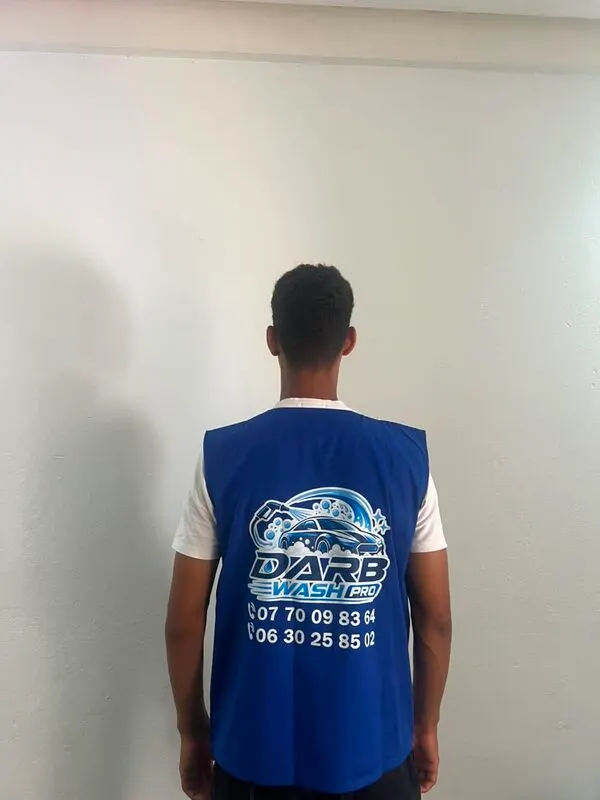 Agent DarbWashPro en tenue de travail
