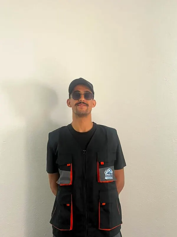 Agent DarbWashPro en tenue de travail