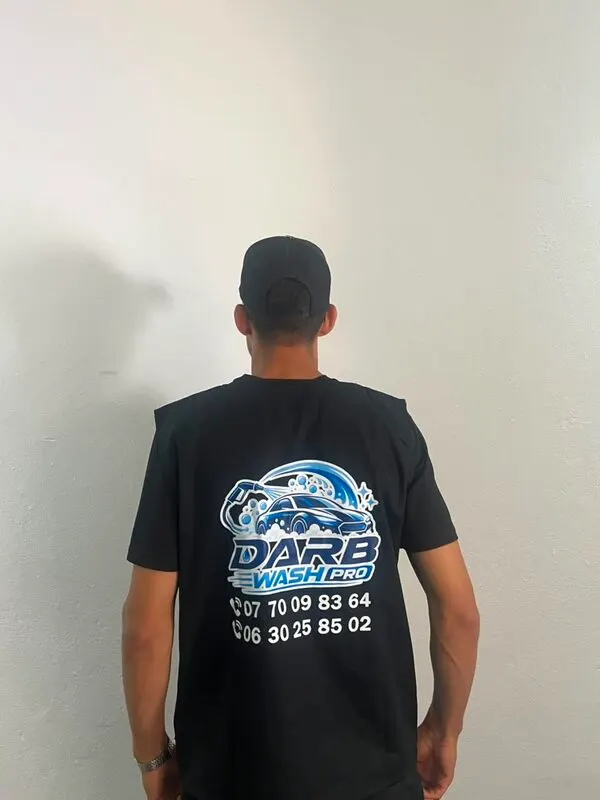 Agent DarbWashPro en tenue de travail